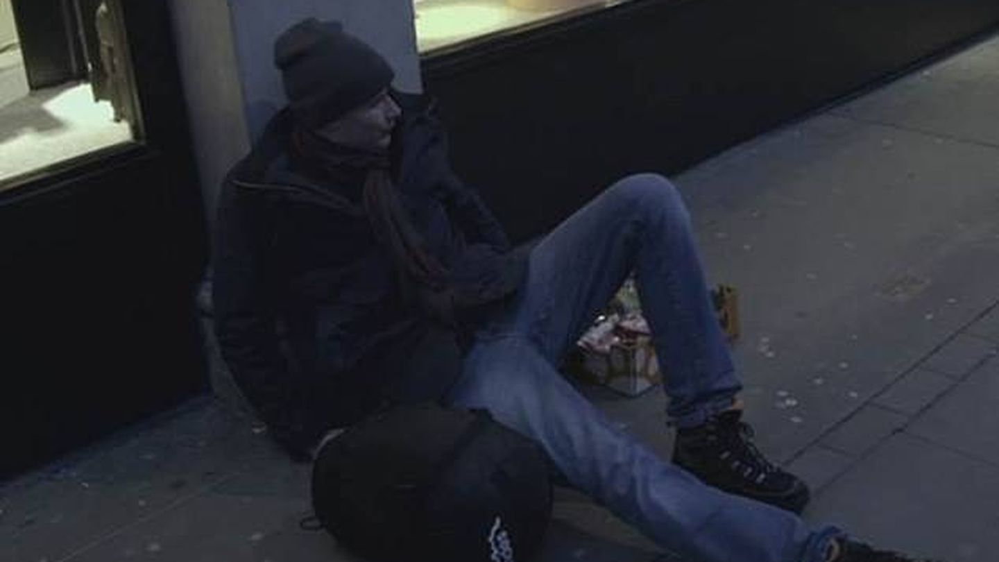 Misner durmiendo en la calle. ('Rich Kids Go Homeless').