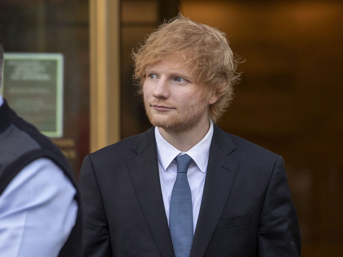 Foto: Ed Sheeran, en las puertas del tribunal después de asistir a un juicio por plagio. (EFE/EPA/Sarah Yenesel)