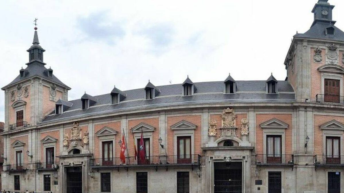 El porqué de que haya dos puertas gemelas en el histórico y fugaz Ayuntamiento de Madrid