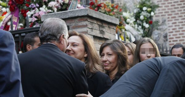 Foto: Cristina y Marta, hijas de Isidoro Álvarez, durante el funeral por su padre. (E. Villarino)