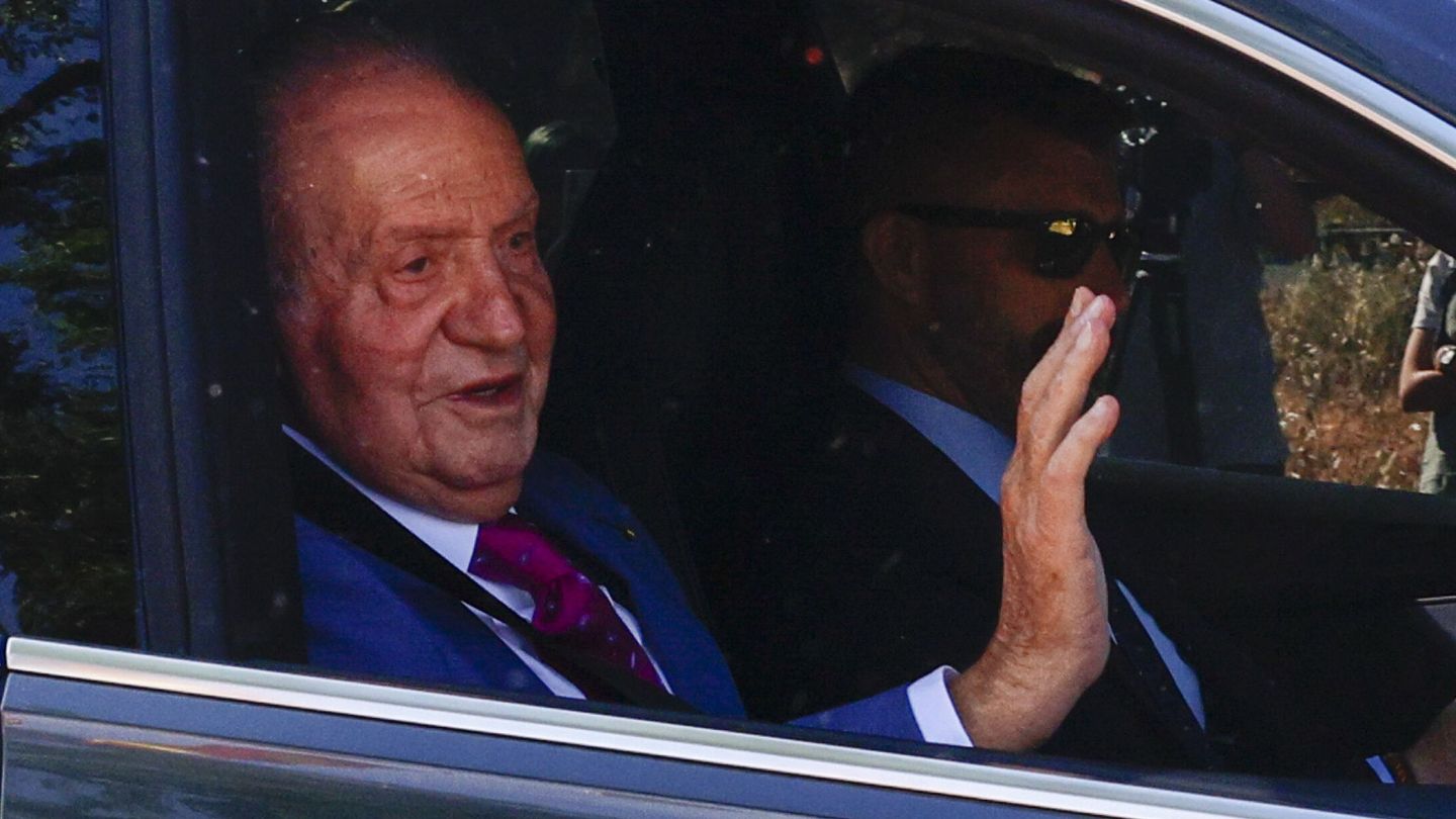 El rey Juan Carlos, a su llegada en 2022 al palacio de la Zarzuela. (EFE/Rodrigo Jiménez)