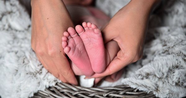 Foto: Una madre sostiene los pies de su bebé. (Pixabay)