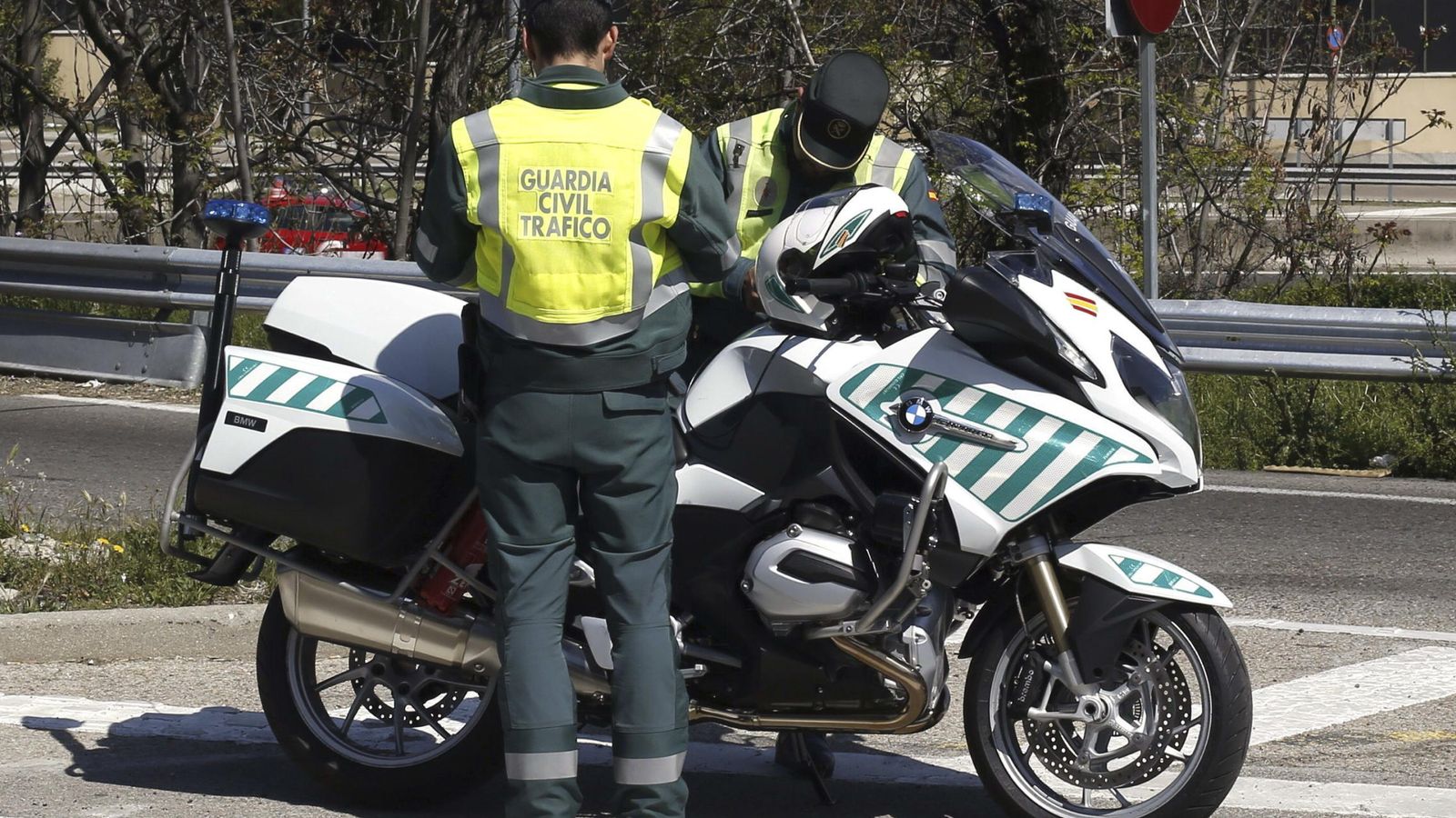 Foto: Dos motoristas de la Agrupación de Tráfico de la Guardia Civil. (EFE)