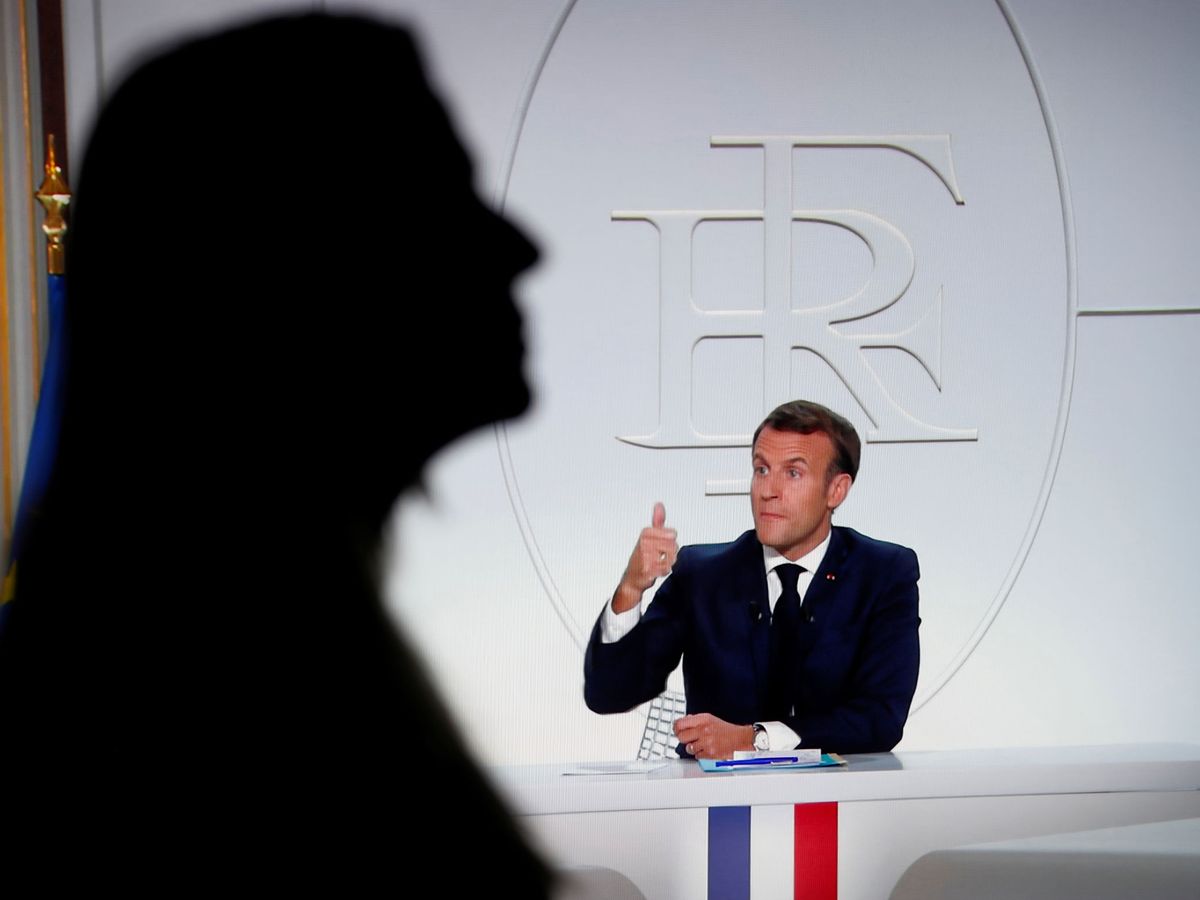 Foto: El presidente francés, Emmanuel Macron, habla en la televisión nacional para anunciar las nuevas medidas del coronavirus. (Reuters) 