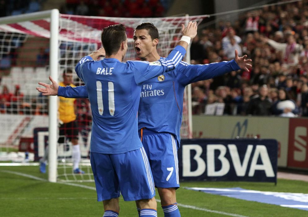 Foto: Bale y Cristiano se funden en un abrazo después de que el luso inaugurara el marcador en el partido frente al Almería. (Efe).