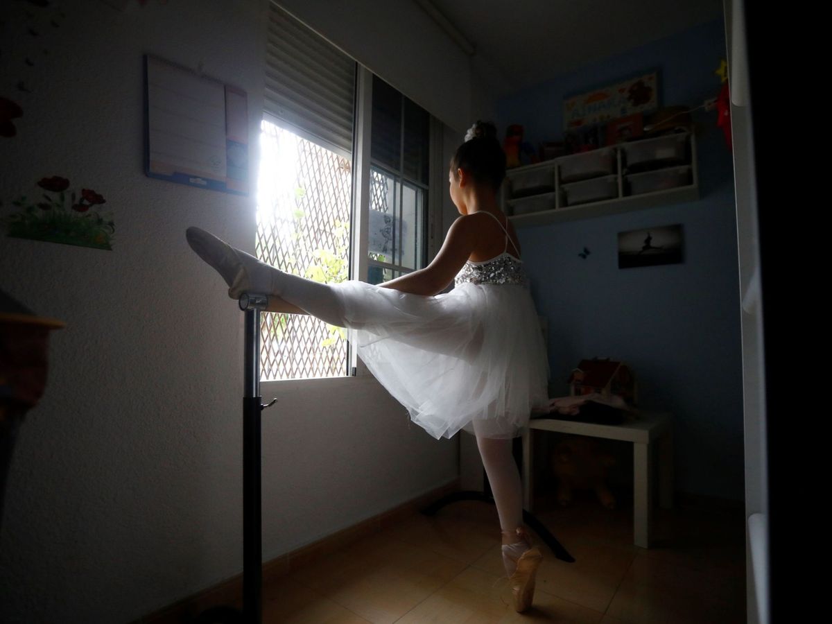 Foto: Una niña practica ballet en su casa durante el confinamiento, el pasado 17 de abril, en Córdoba. (EFE)