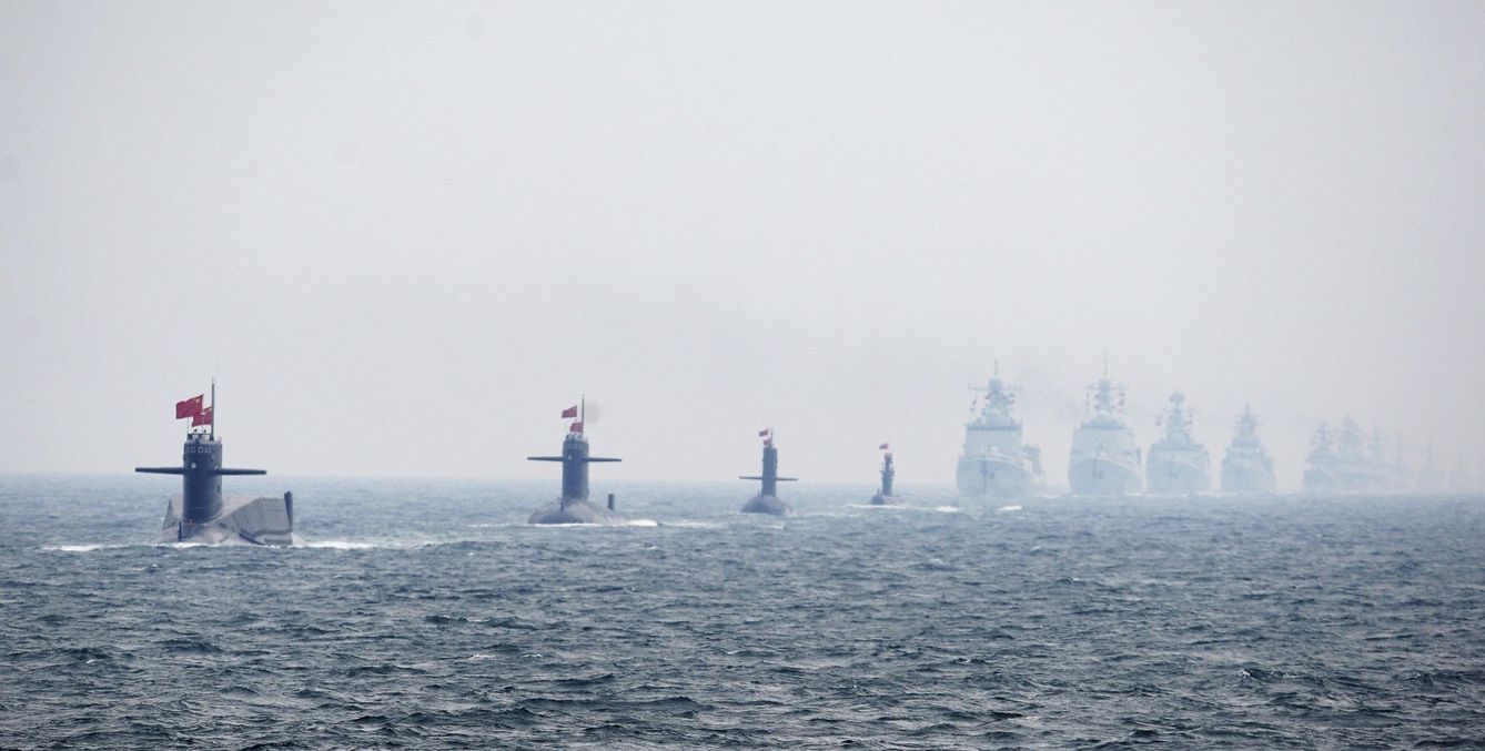 Submarinos y barcos de la Armada china en la celebración del 60º aniversario del ELP. (Reuters)