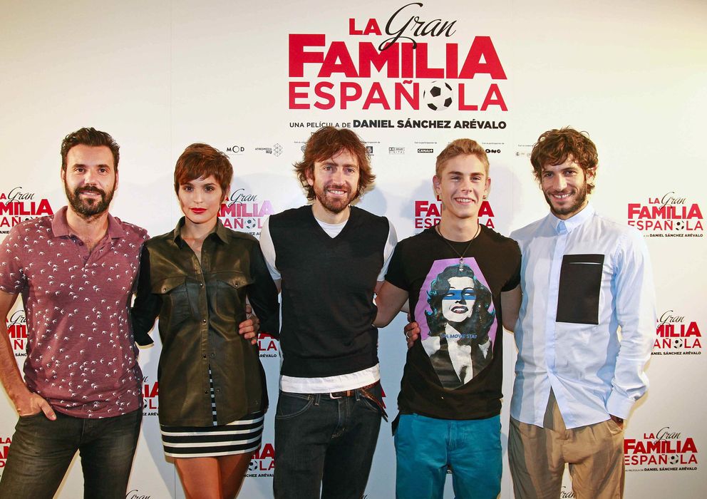 Foto: El equipo de 'La gran familia española', con Sánchez Arévalo en el centro. (Efe)