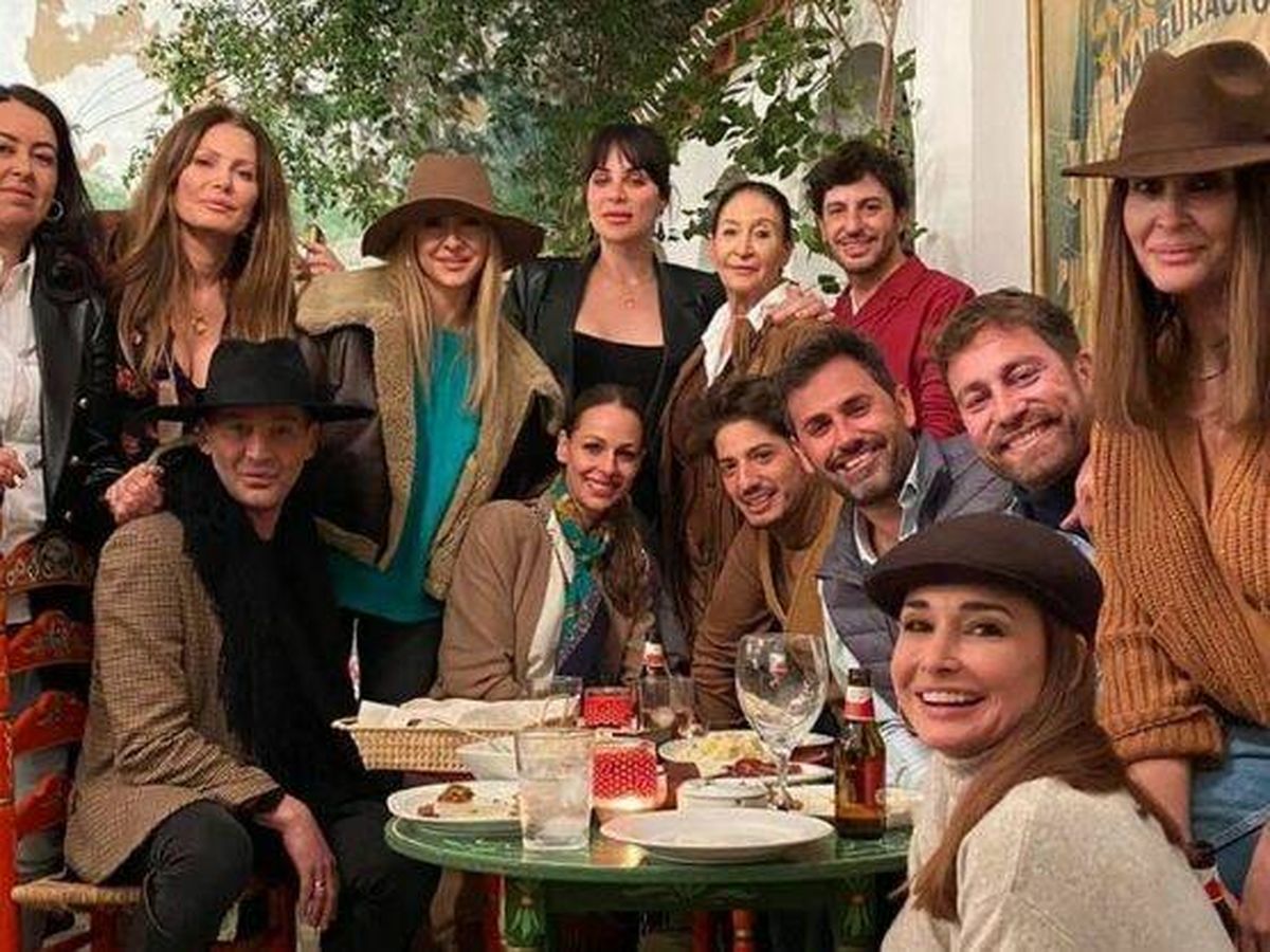 Foto: Eva González, Vicky Martín Berrocal y Jedet, con sus amigos en El Rocío. (Instagram/@fatimapereyraromero)