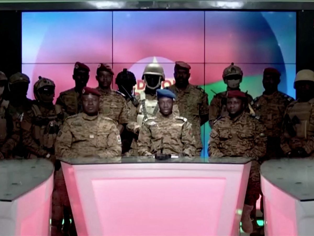 Foto: Imagen del discurso televisado de los militares en Burkina Faso. (Reuters)