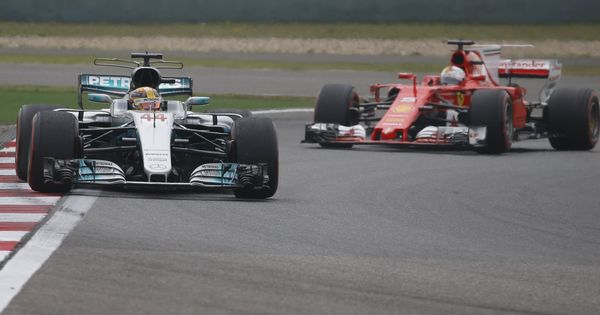 Foto: Hamilton y Vettel, en el Circuito Internacional de Shanghái. (EFE)