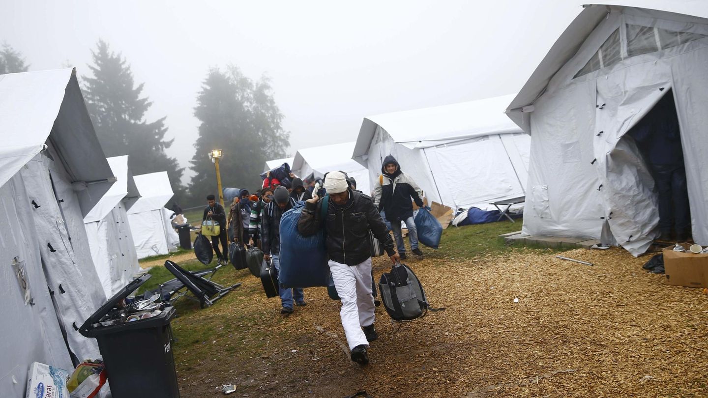 Refugiados son trasladados a otro centro de acogida temporal desde Schwarzenborn, al noreste de Fráncfort, el 15 de octubre de 2015. (Reuters)