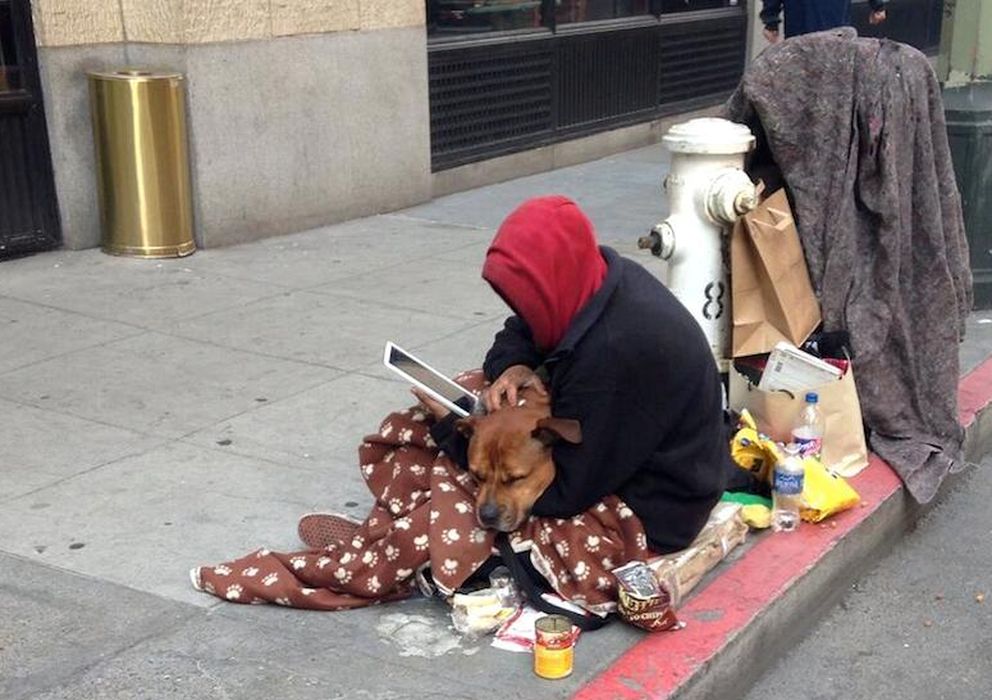 Foto: Un sin techo consulta una tablet mientras pide limosna en una céntrica calle de Silicon Valley. (Twitter: @mlevchin)