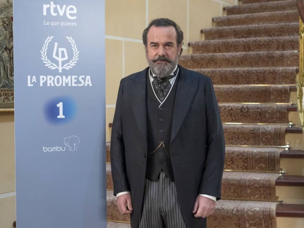 Foto: El actor Manuel Regueiro en una imagen promocional de 'La Promesa'. (RTVE)