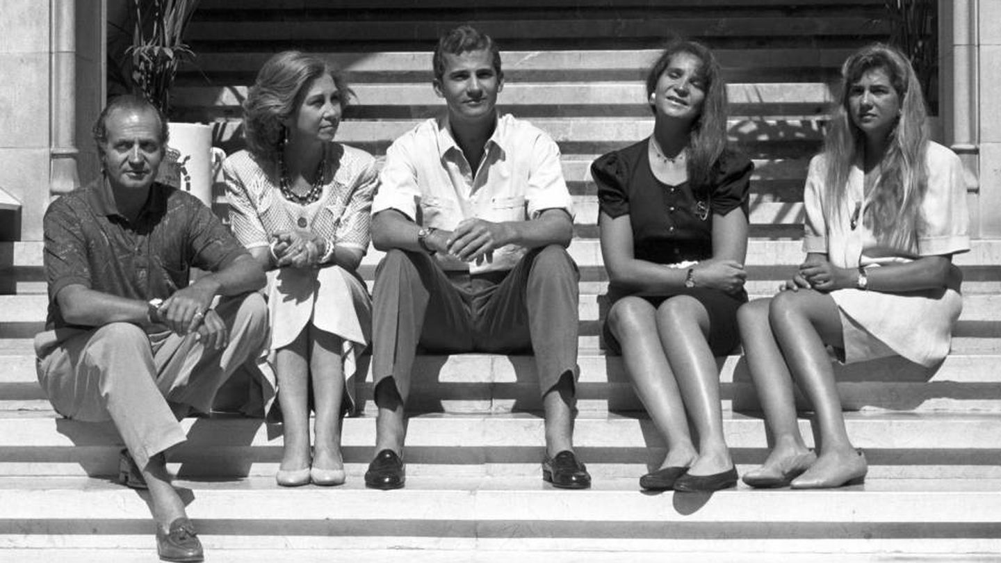 Los reyes Juan Carlos y Sofía, con sus hijos en el verano de 1990 en la Almudaina. (EFE)