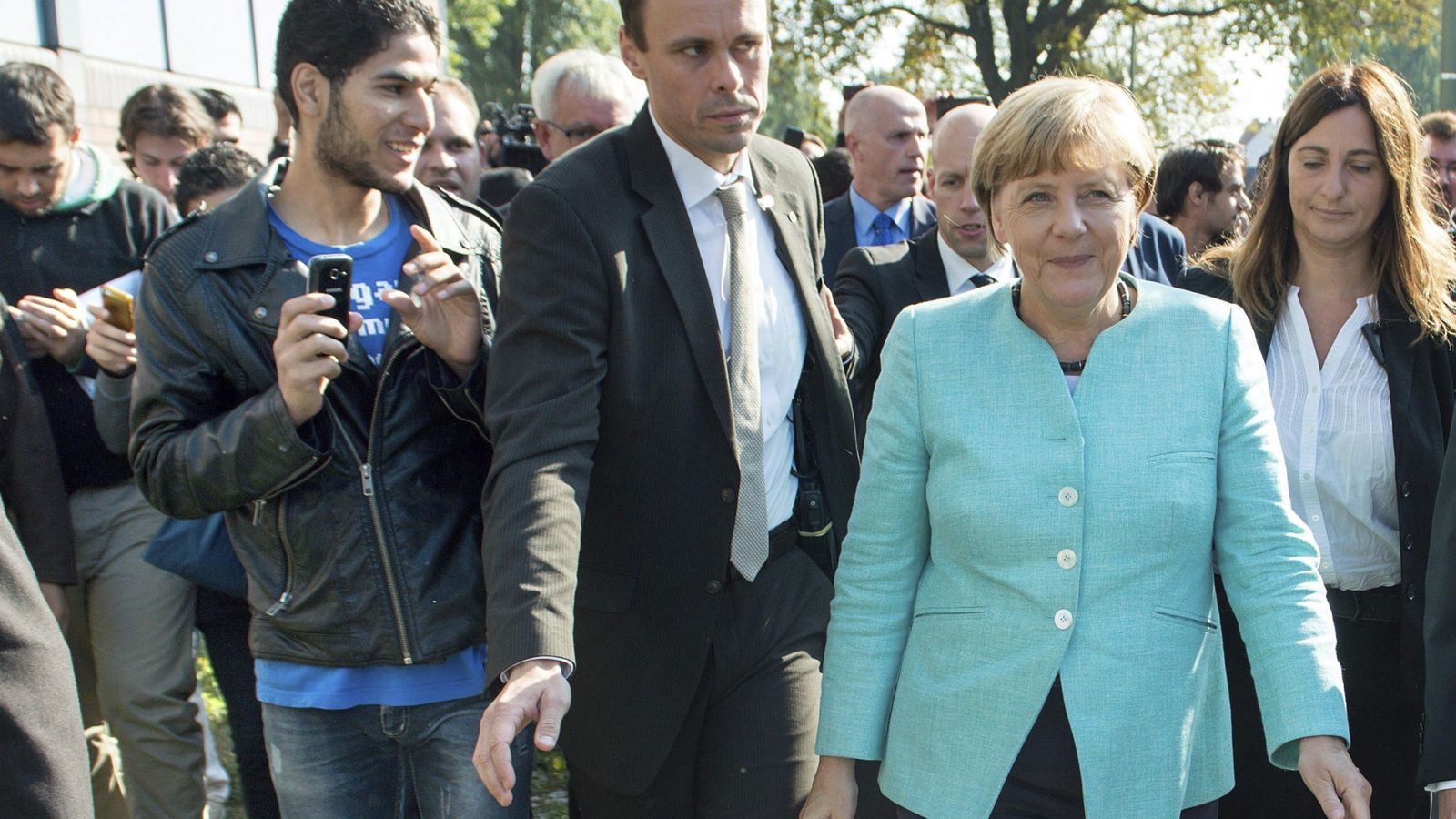 Foto: La canciller, Angela Merkel, visita la oficina federal de migración y refugiados. (EFE)