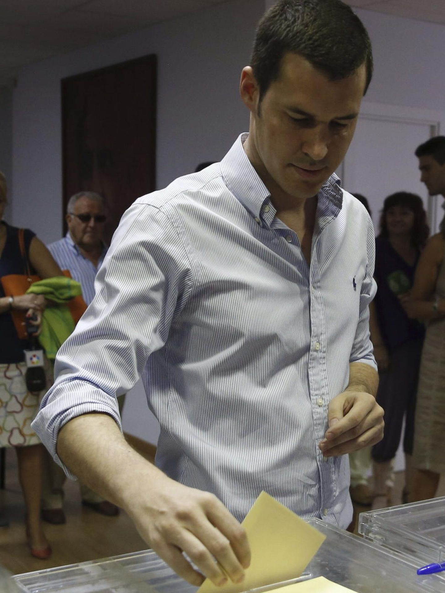 Juan Segovia, votando en las últimas primarias regionales, el 26 de julio de 2015. (EFE)