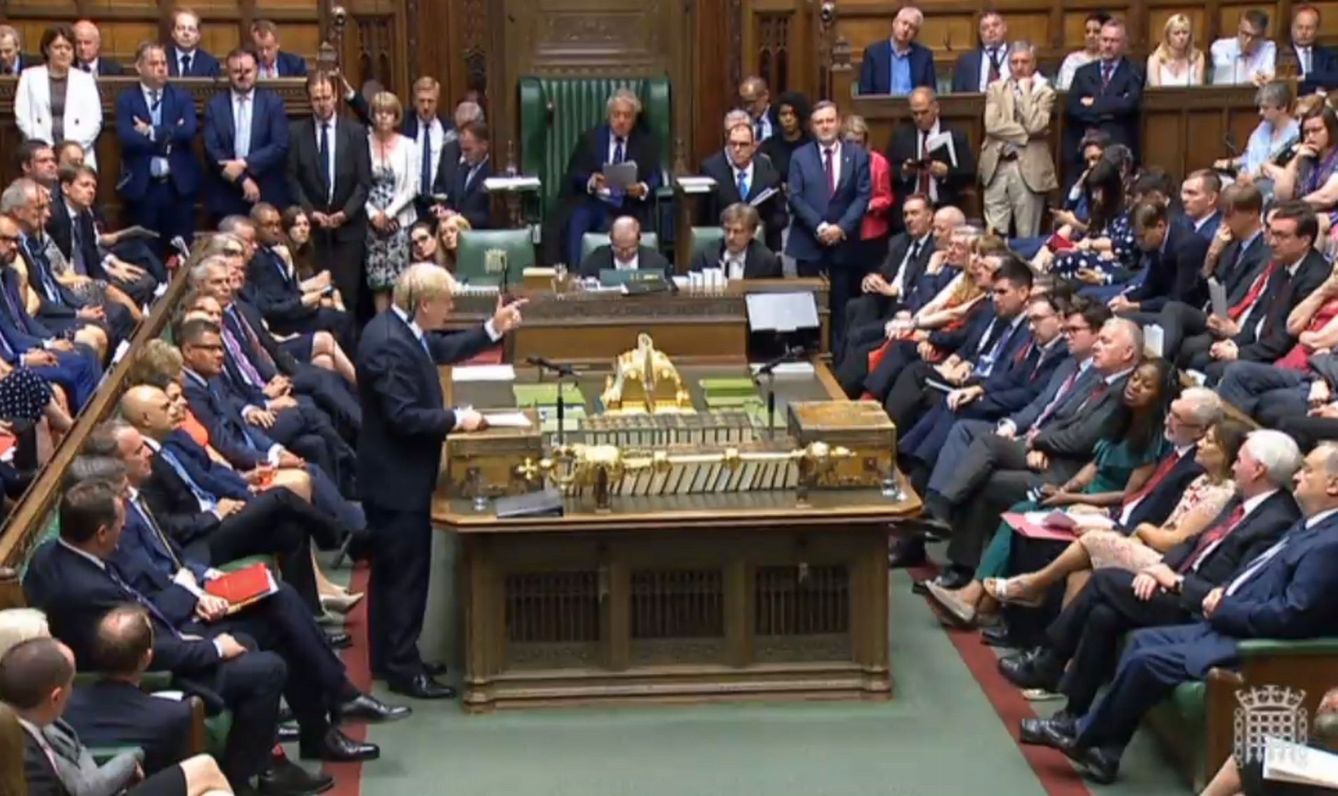 Boris Johnson, de pie, se dirige al Parlamento británico. (Reuters)