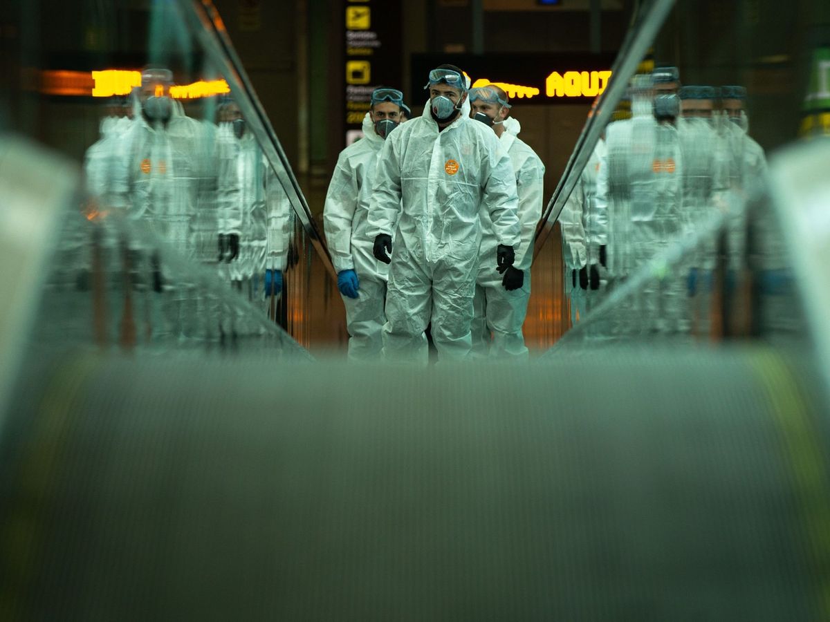 Foto: El Ejército, desplegado en el Aeropuerto del Prat para desinfectarlo de coronavirus. (EFE)