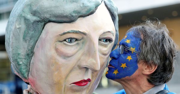 Foto: Un ciudadano anti-Brexit protesta con una figura de la primera ministra, Theresa May. (Reuters)