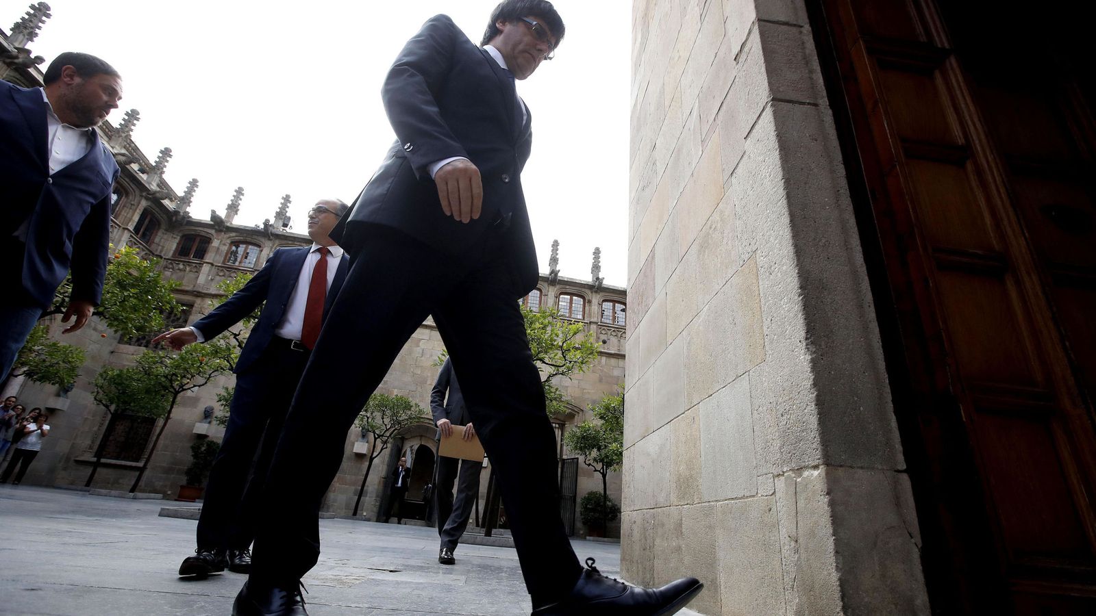 Foto: El presidente de la Generalitat, Carles Puigdemont, asistiendo a una reunión de urgencia en el Parlament. (EFE)