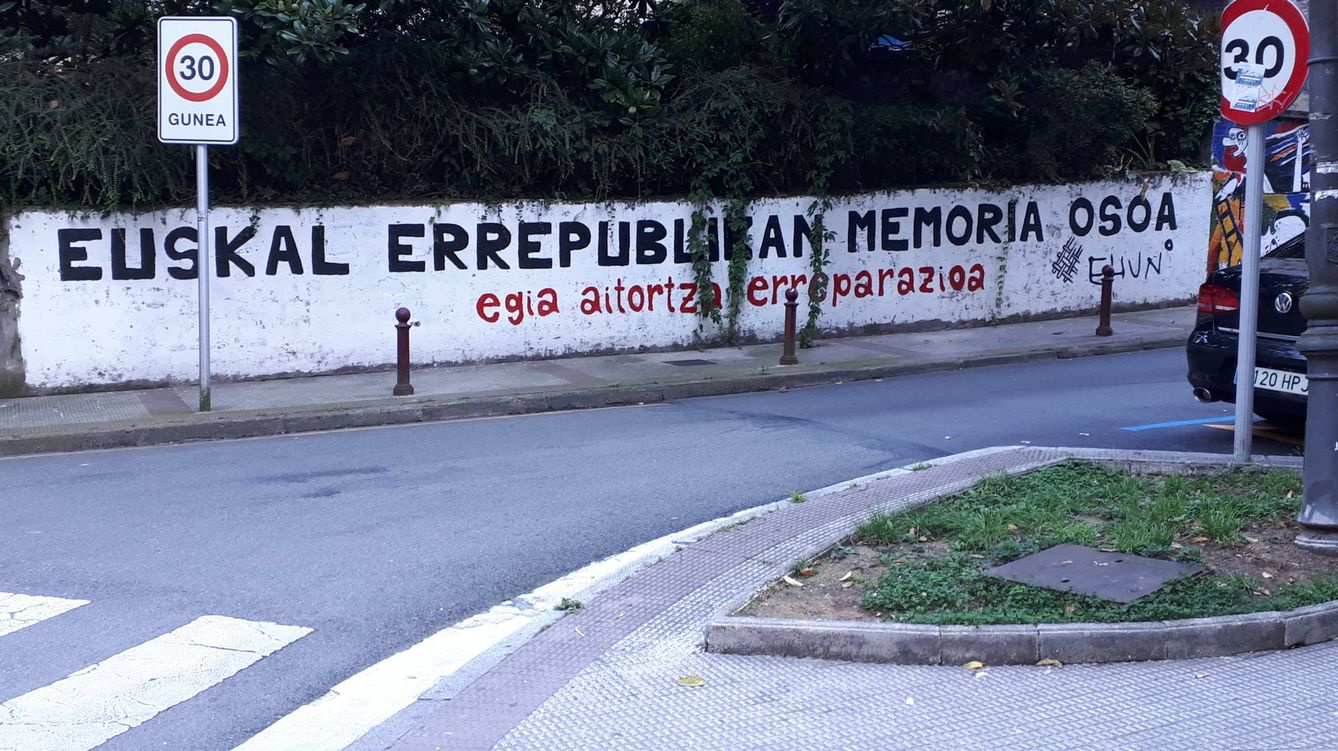 Un mural reivindica la 'memoria completa' en la república vasca. (EC)