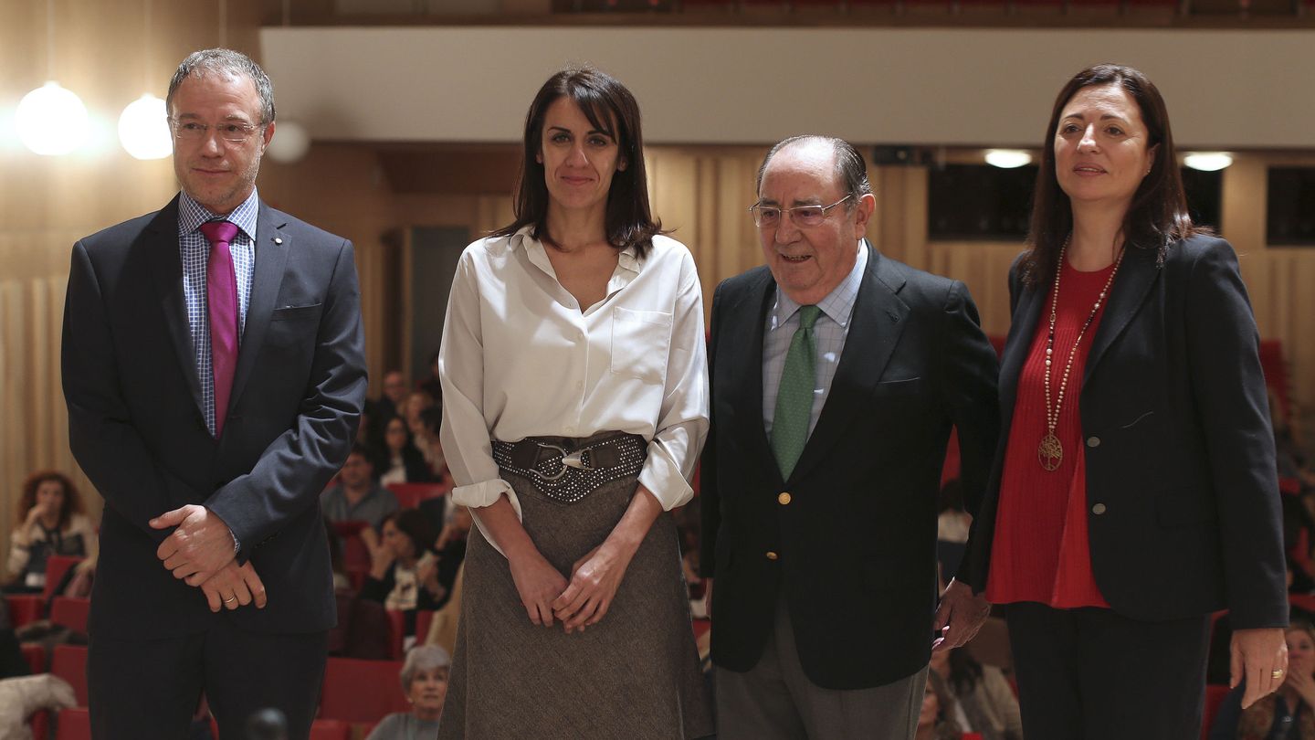 La presidenta de la Asociación Española de Abogados de Familia, Dolores Lozano, con Luis Zarraluqui Sánchez (2d), Marta Bolívar Laguna (2i) y Pablo Rodríguez Hoyos (i). (EFE)