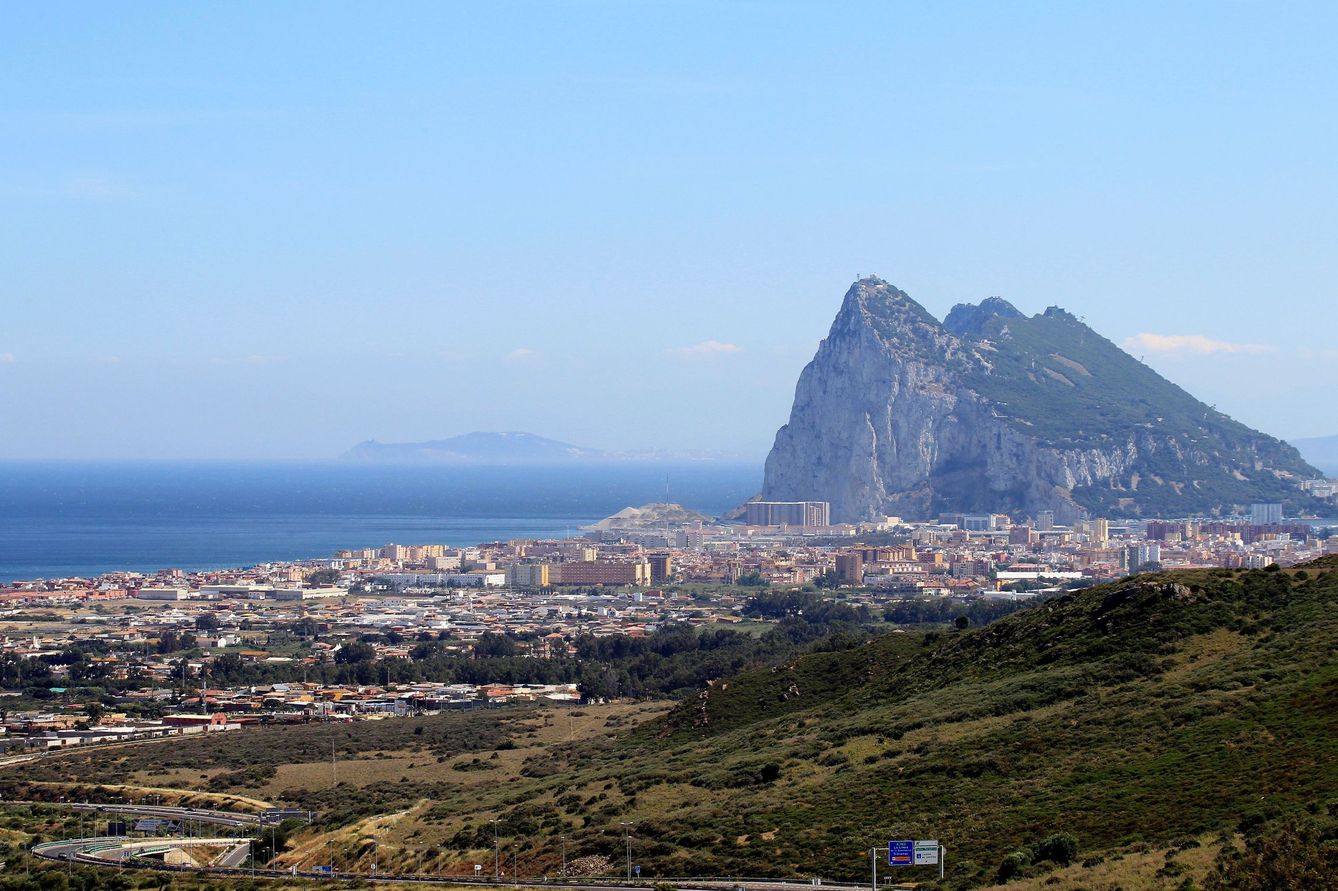 Imagen de archivo de La Línea de la Concepción (Cádiz) con el Peñón de Gibraltar al fondo. (EFE)