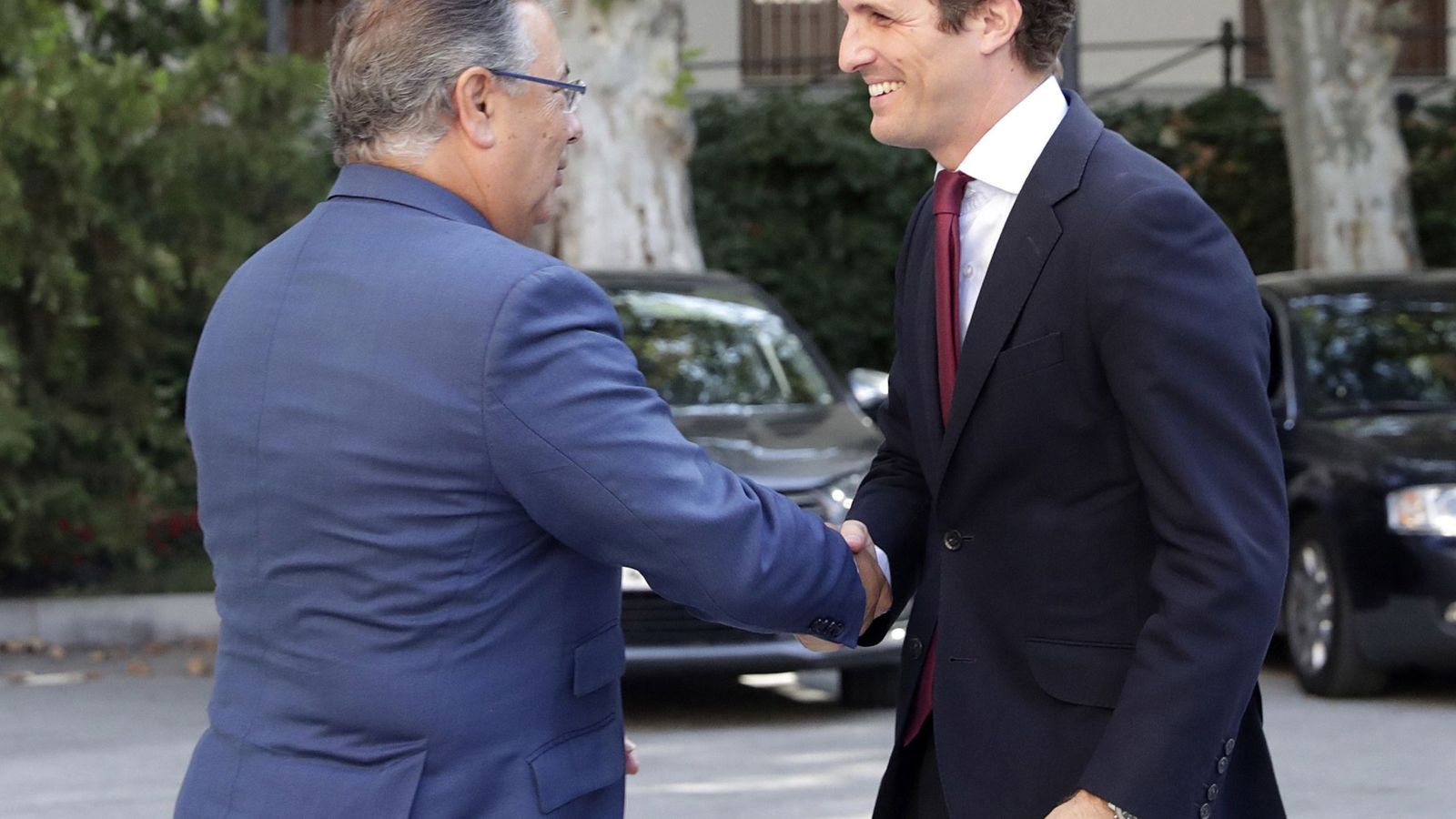 Foto: El presidente del PP, Pablo Casado, saluda al exministro del Interior Juan Ignacio Zoido. (EFE)