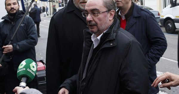 Foto: El presidente Javier Lambán, acompañado del dirigente aragonés Carlos Pérez Anadón, este 17 de febrero en Aranjuez. (EFE)