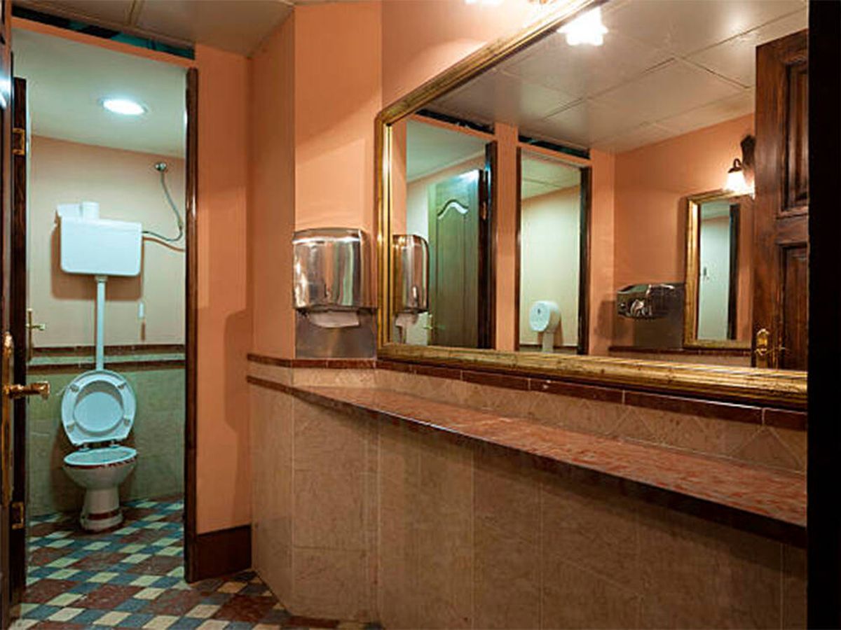 Foto: ¿Puede un bar prohibir el uso de su baño sin consumir nada? Esta es la respuesta viral de un abogado 'tiktoker' (iStock)