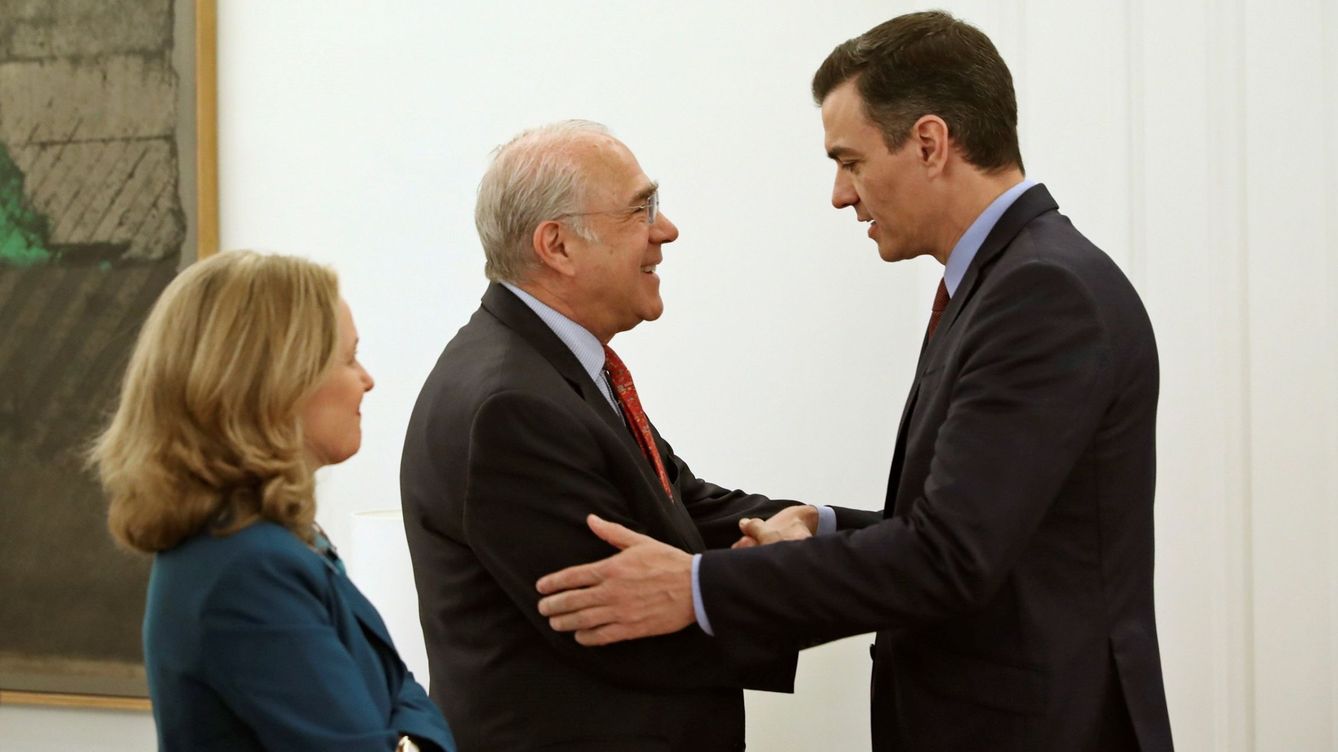 Foto: El secretario general de la OCDE, Ángel Gurria, saluda a Pedro Sánchez y a Nadia Calviño. (Efe)
