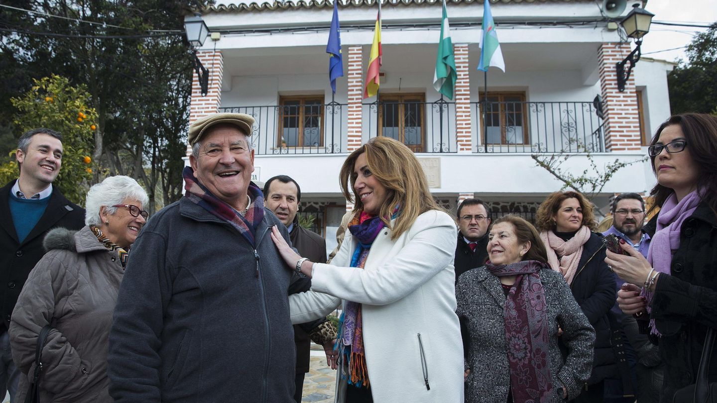 La presidenta de la Junta de Andalucía, Susana Díaz saludando a los vecinos del municipio de Montecorto. (EFE)