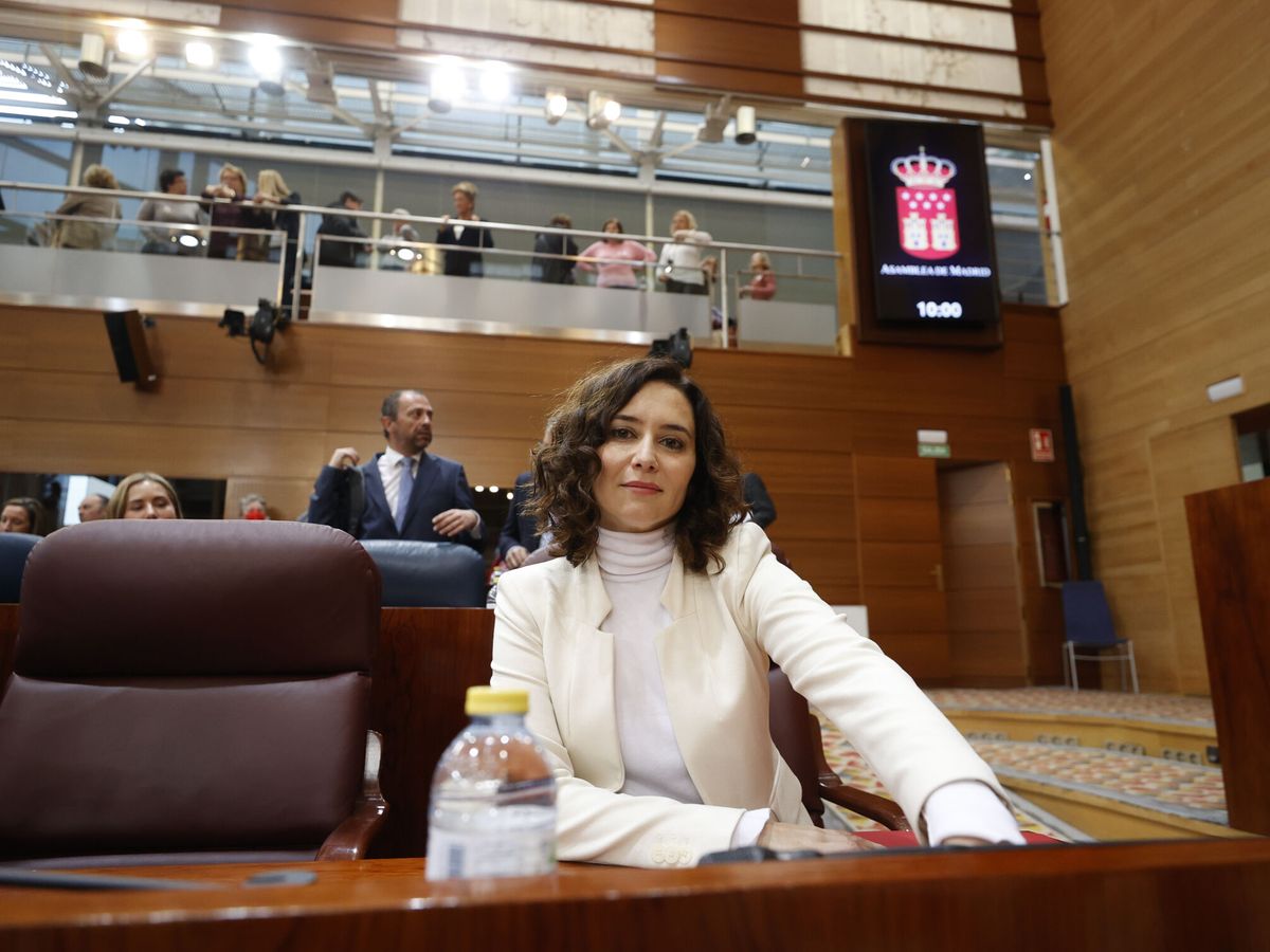 Photo: Isabel Díaz Ayuso during the plenary session this Thursday.  (EFE/Javier Lizón)
