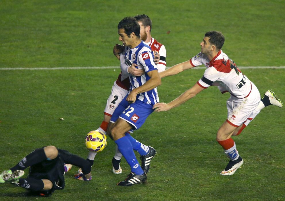 Foto: Celso Borges, poco antes de marcar uno de los dos goles que sumó en el estadio del Rayo Vallecano (EFE)