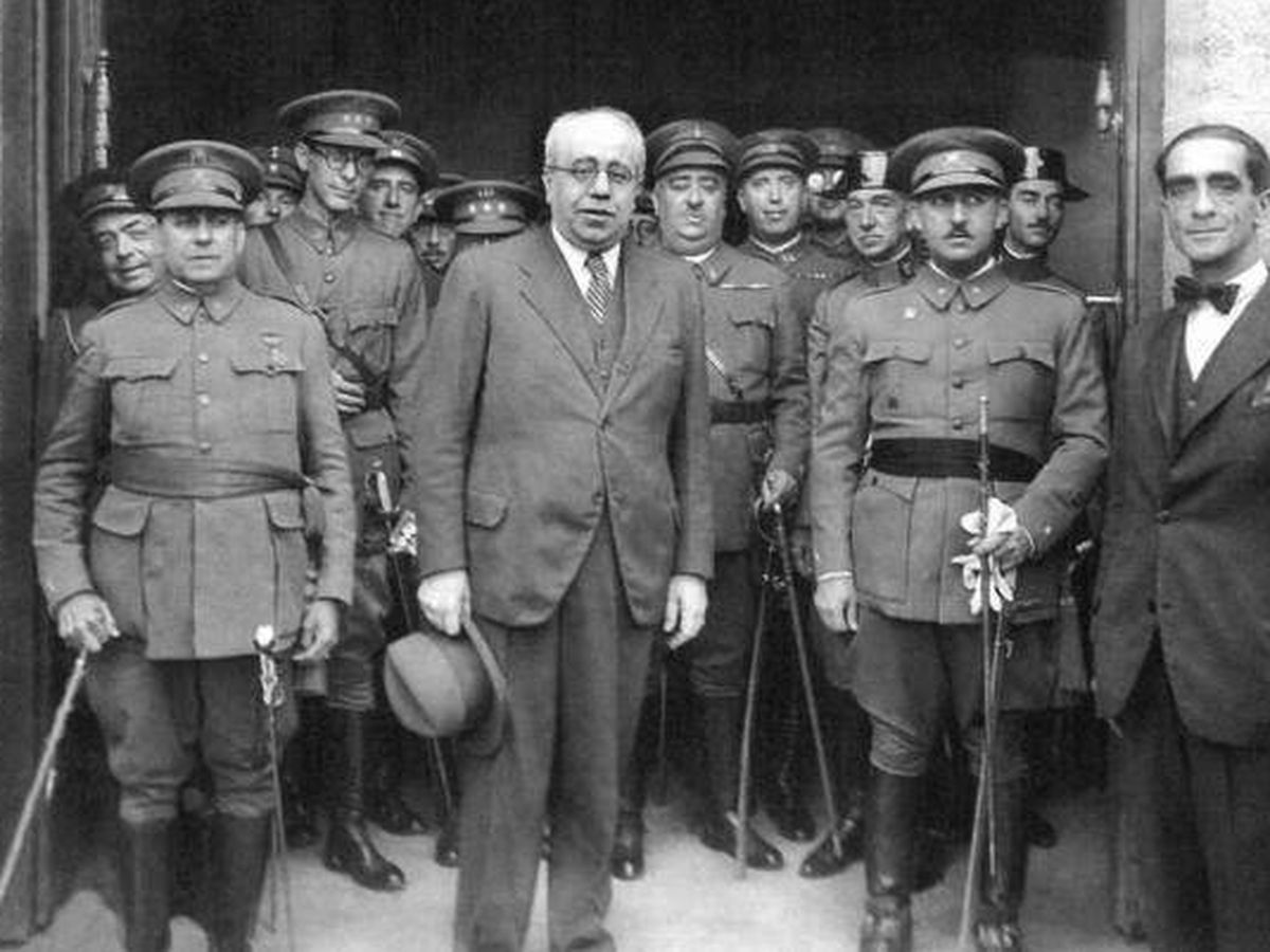 Foto: Manuel Azaña, con un grupo de generales, entre ellos, a la derecha, Francisco Franco.