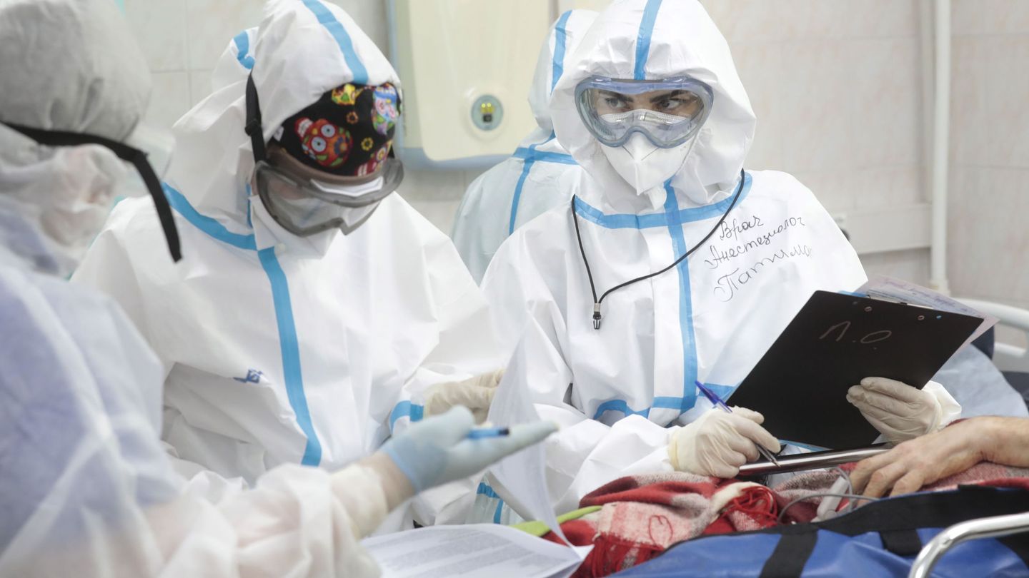 Médicos tratan a pacientes del virus en Moscú. (Reuters)