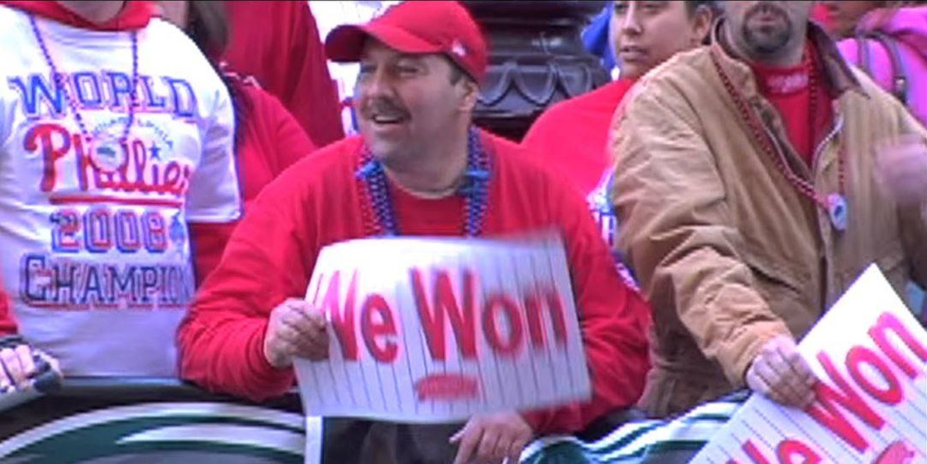 Greg Packer en el desfile del equipo de béisbol de Filadelfia (The Atlantic)