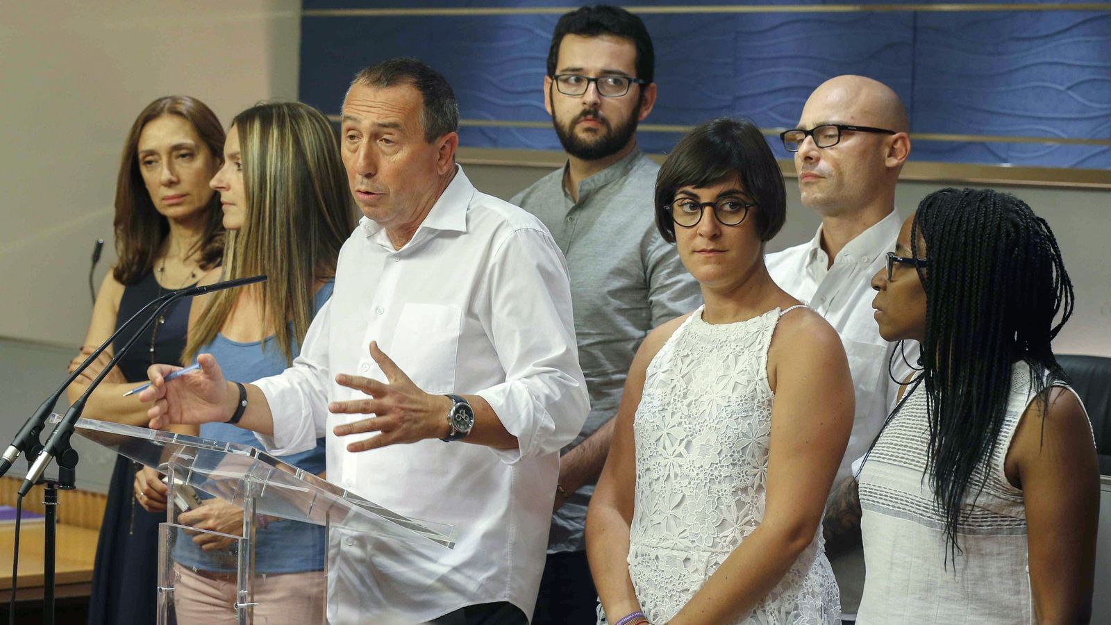 Foto: El portavoz de Compromís en el Congreso, Joan Baldoví (3i) junto a integrantes de A la Valenciana tras la reunión en Zarzuela. (EFE)