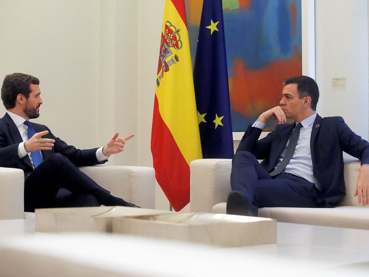 Foto: Pablo Casado y Pedro Sánchez, en un encuentro en Moncloa. (EFE)
