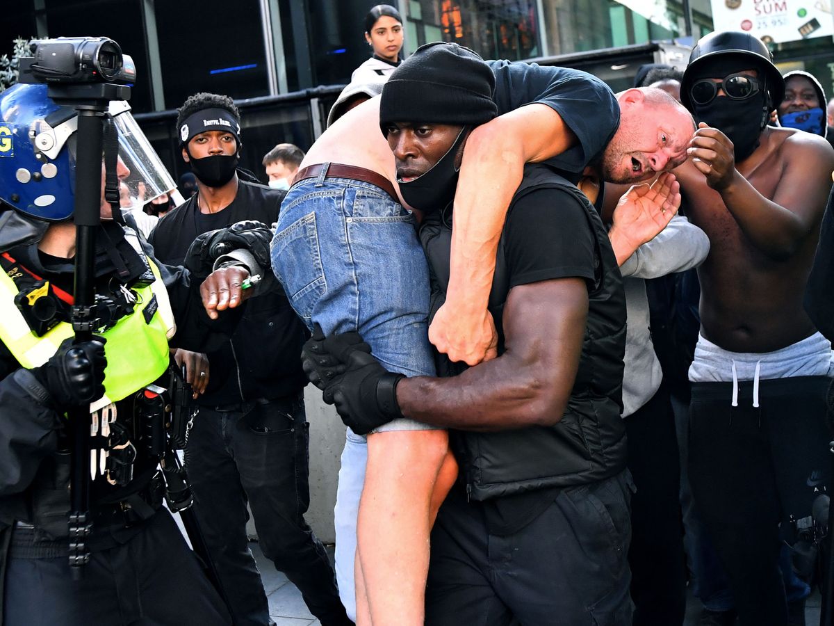 Foto: Patrick Hutchinson evacúa a un contramanifestante de extrema derecha herido. (Reuters)