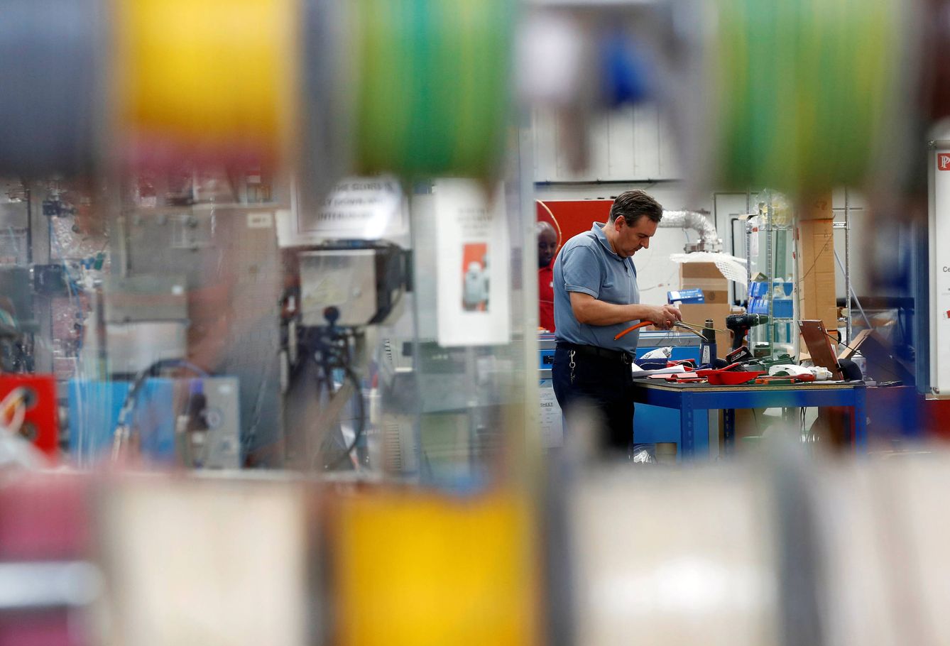 Un trabajador en una planta de componentes electrónicos, cerca de Cannock. (Reuters) 