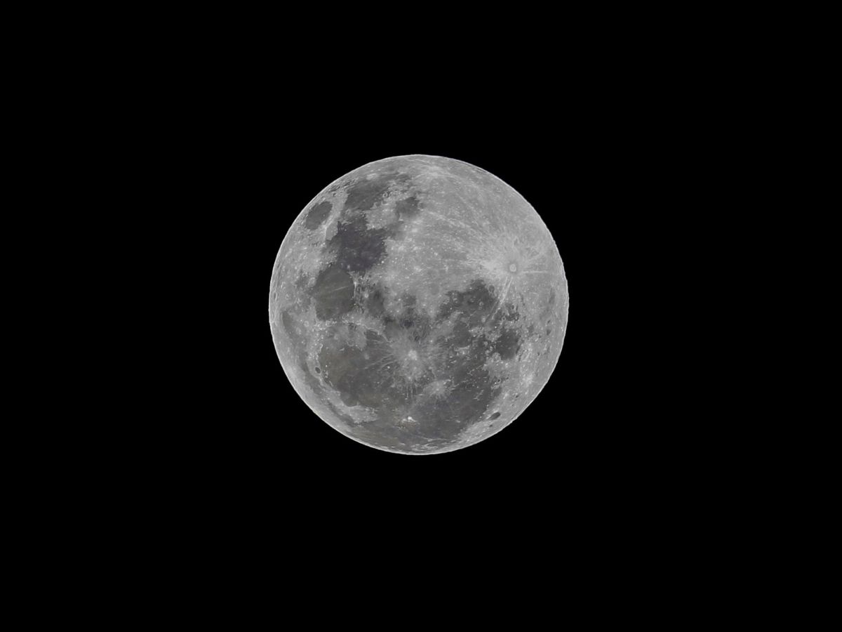 Foto: La Luna. Foto: EFE EPA CHAMILA KARUNARATHNE