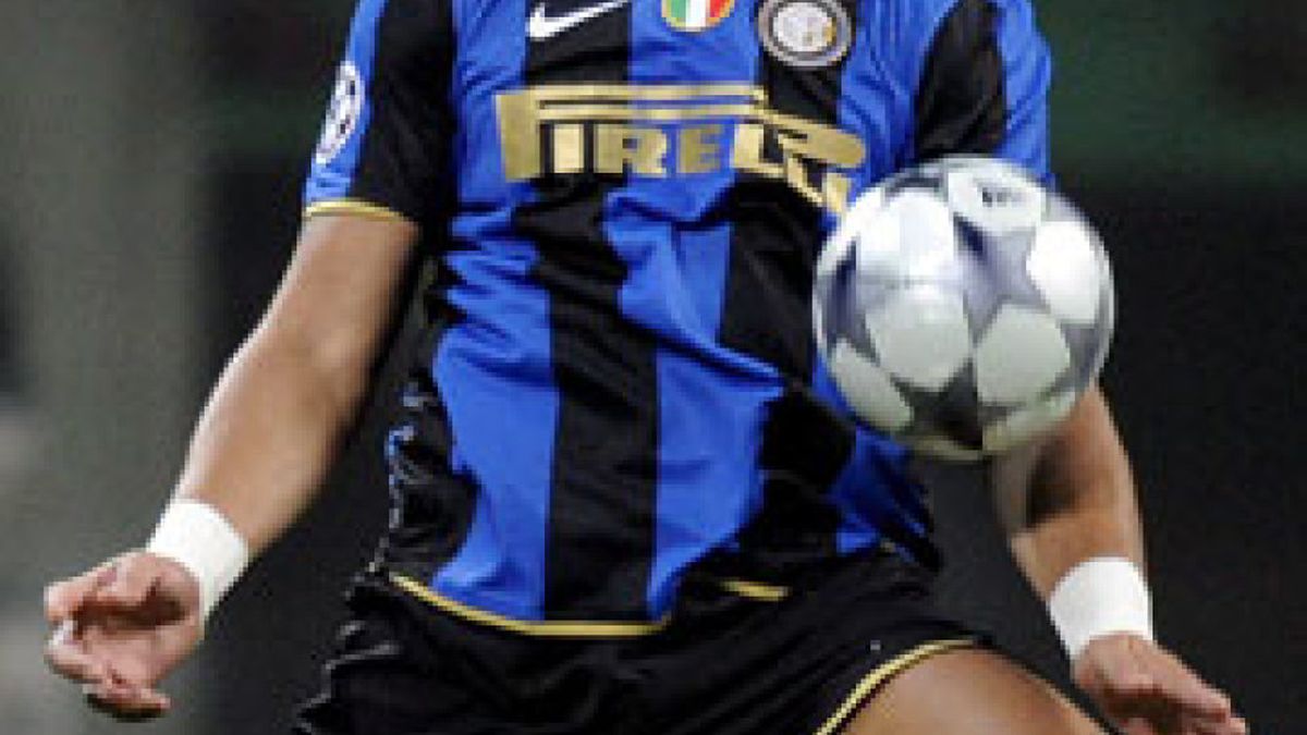 El Inter multa a Adriano con 150.000 euros por llegar tarde de sus vacaciones