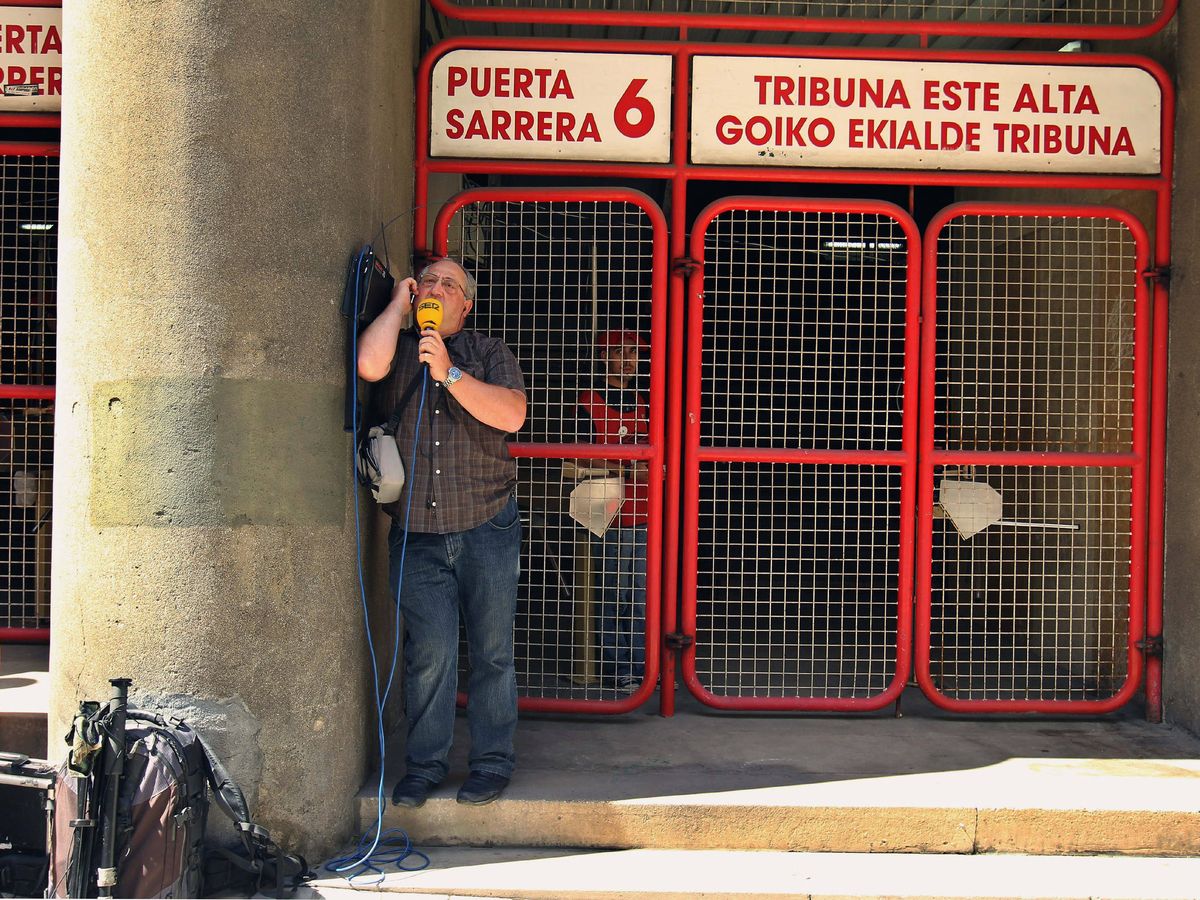 Foto: Un periodista radiofónico de la cadena SER a las puertas del estadio San Mamés en una imagen de archivo. (EFE/Alfredo Aldai)