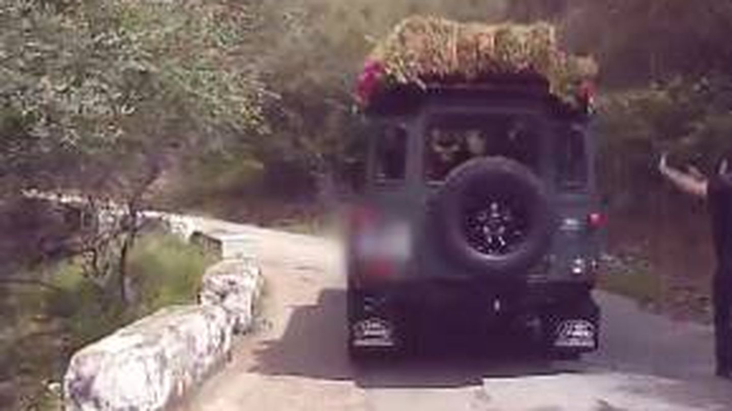 El jeep nupcial en el que ha llegado la novia y en el que luego los novios han viajado hasta la finca. (Mediaset)