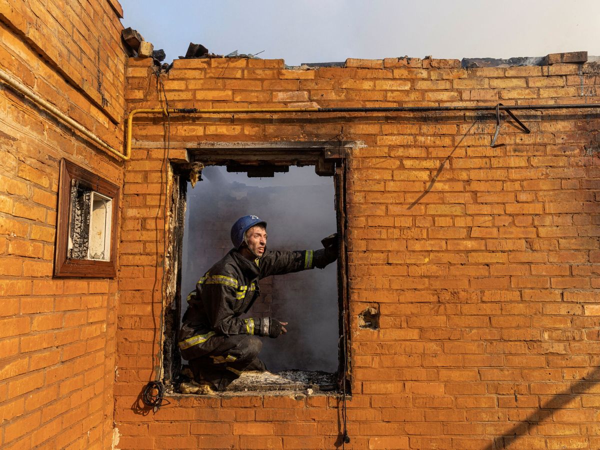 Foto: Un bombero en un edificio residencial bombardeado por Rusia en Ucrania. (Reuters/Marko Djurica)