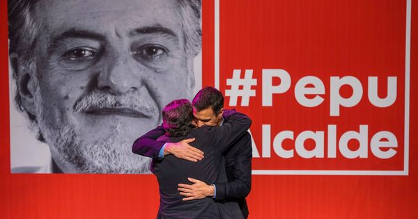 Foto: Pedro Sánchez abraza a Pepu Hernández en el acto de presentación de su precandidatura, en el teatro La Latina de Madrid. (EFE)