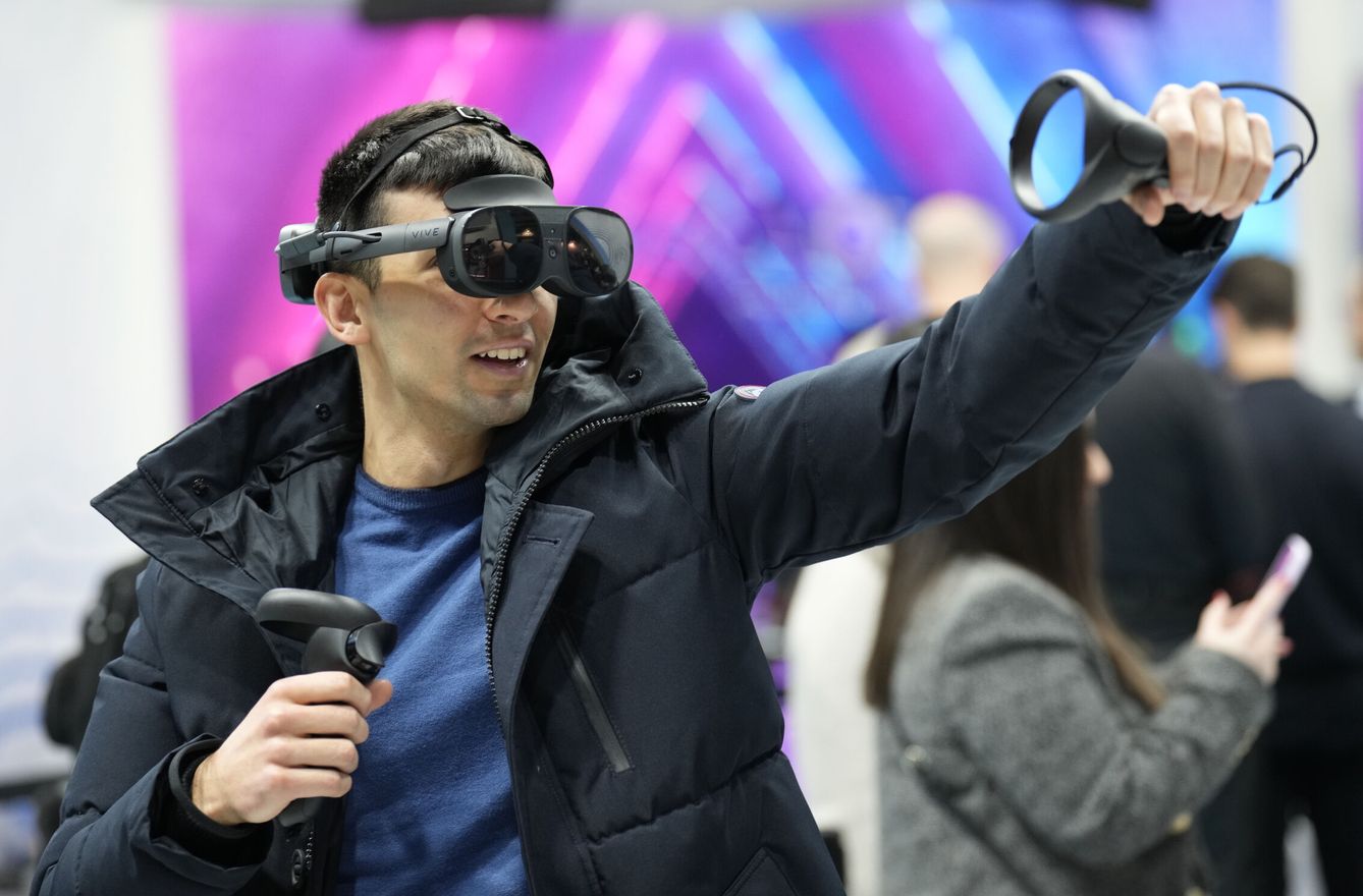 Un usuario probando un modelo de gafas VR. (EFE/A. García)