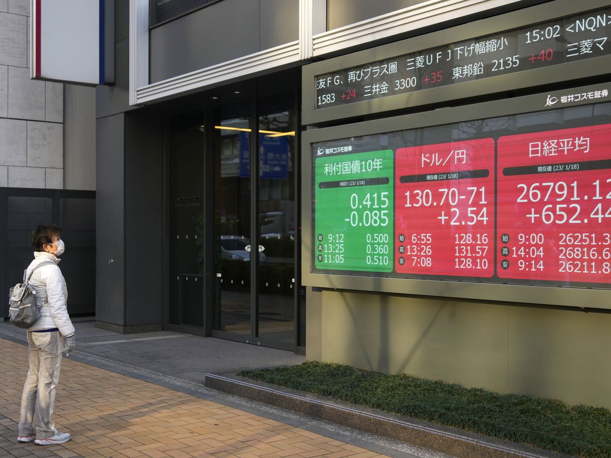 Foto: Cotización del yen y el Nikkei en Tokyo. (EFE/Franck Robichon)